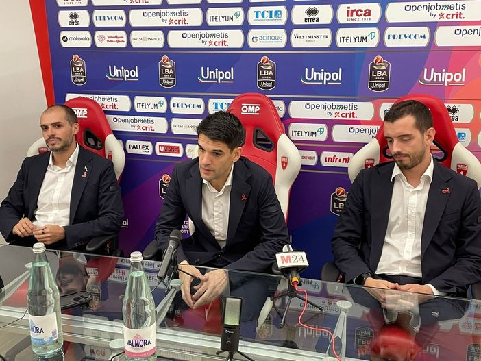 Coach Mandole, al centro, con gli assistenti Renzetti e Legovich Coach Mandole, al centro, con gli assistenti Renzetti e Legovich