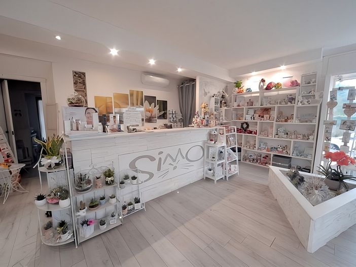 La Boutique dell’Arte di Travedona-Monate offre una vasta gamma di bomboniere personalizzate