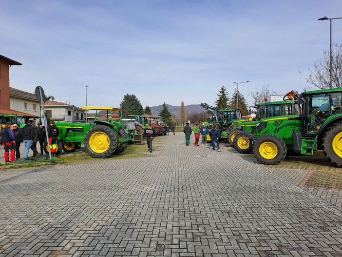 Cinquantatré trattori ieri a Clivio per la Festa del Ringraziamento Cinquantatré trattori ieri a Clivio per la Festa del Ringraziamento