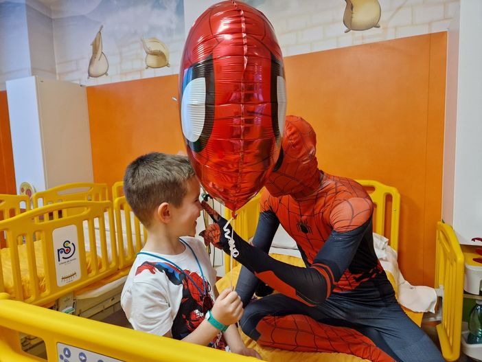 FOTO. Il piccolo Tommaso ha paura di entrare in sala operatoria, il Ponte del Sorriso chiama Spiderman e lo spavento vola via