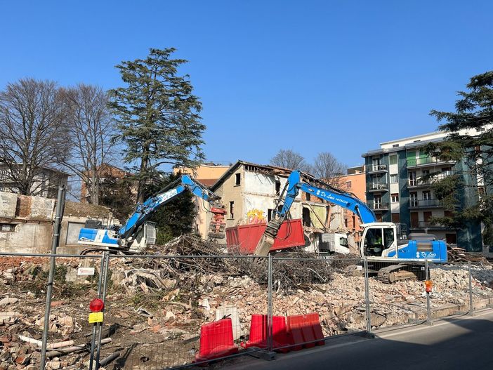 I lavori di abbattimento della vecchia Ferramenta di via Lazio I lavori di abbattimento della vecchia Ferramenta di via Lazio