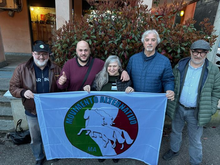 Nella foto a sinistra: Max Nicoletti e Marco Gasparini (fondatori del Movimento), Elena Nicolini (co-responsabile campagne elettorali), Antonio Brugognone (candidato al consiglio comunale per Arcisate) e Francesco Cirullo (co-responsabile campagne elettorali)