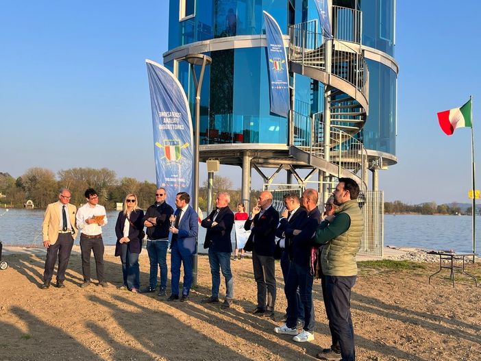 L'inaugurazione della nuova torretta del canottaggio sul lungolago di Gavirate