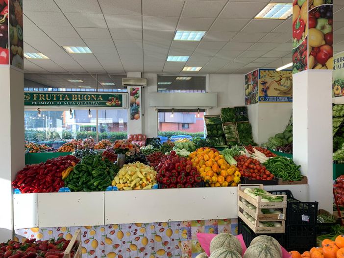 "Frutta buona" ha accolto i primi clienti nei locali che ospitavano la storica Cartolibreria Vigezzi "Frutta buona" ha accolto i primi clienti nei locali che ospitavano la storica Cartolibreria Vigezzi