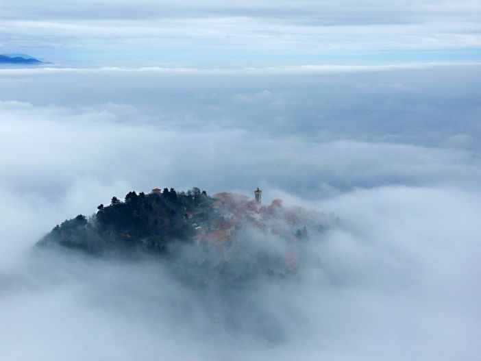 Il Sacro Monte immerso nelle nuvole: non è forse affascinante anche così? Il Sacro Monte immerso nelle nuvole: non è forse affascinante anche così?