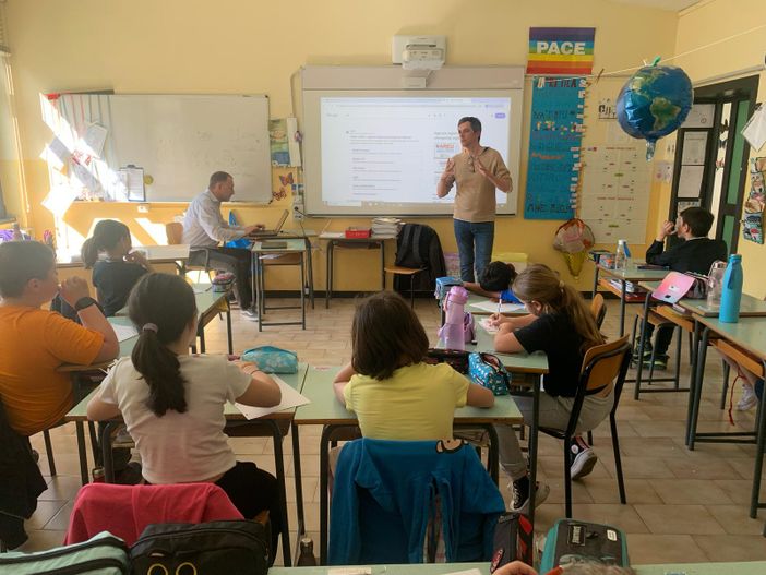 Gli alunni della primaria Gianoli di Mombello alla scoperta del giornalismo