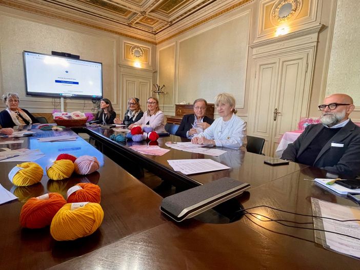 Presentato il progetto di lanaterapia di Gomitolorosa all'ASST Sette Laghi