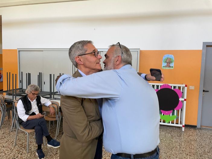 L'abbraccio tra il nuovo sindaco di Arcisate Centorrino e il predecessore e sfidante Cavalluzzi L'abbraccio tra il nuovo sindaco di Arcisate Centorrino e il predecessore e sfidante Cavalluzzi