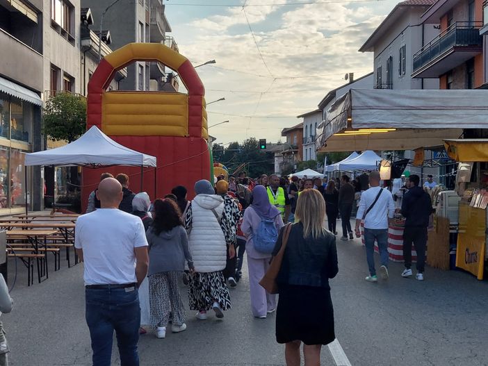 Riqualificazione di via XXV Aprile a Besozzo. La minoranza consiliare: «Preoccupati dalla diminuzione dei parcheggi e per la viabilità»