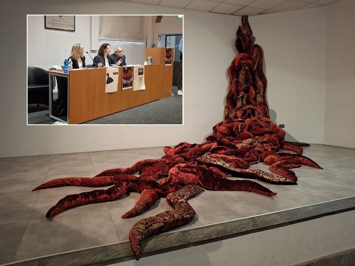 Una delle opere che saranno esposte nelle sale gemelle del Museo del Tessile. Nel riquadro, da sinistra, Erika Montedoro, Manuela Maffioli e Mimmo Totaro