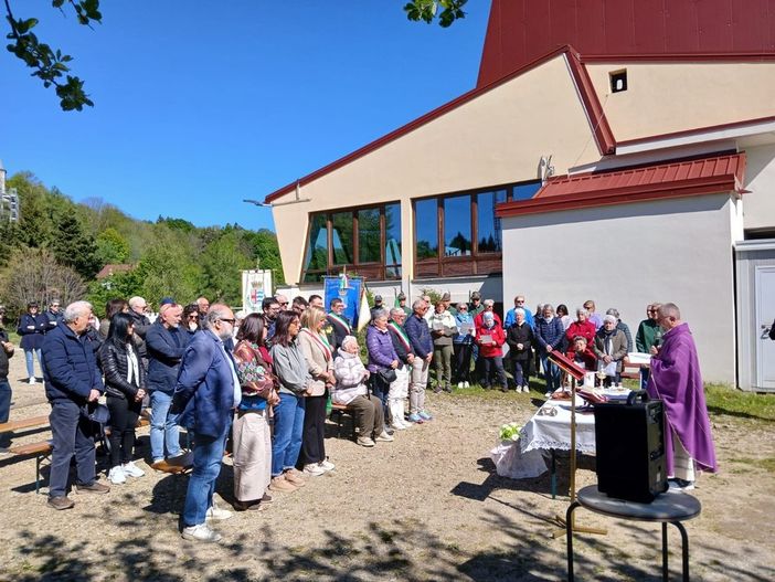Mottarone, a quattro anni dalla tragedia l'appello del parroco: «Non chiamiamola più funivia, ma Skyway» Mottarone, a quattro anni dalla tragedia l'appello del parroco: «Non chiamiamola più funivia, ma Skyway»
