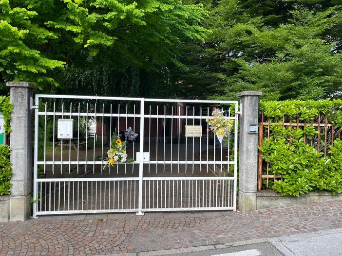 I fiori sull'ingresso della Pascoli di Cazzago I fiori sull'ingresso della Pascoli di Cazzago