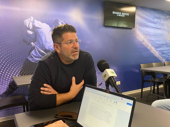 Carlo Bino durante la conferenza stampa di questa mattina al bar del palaghiaccio