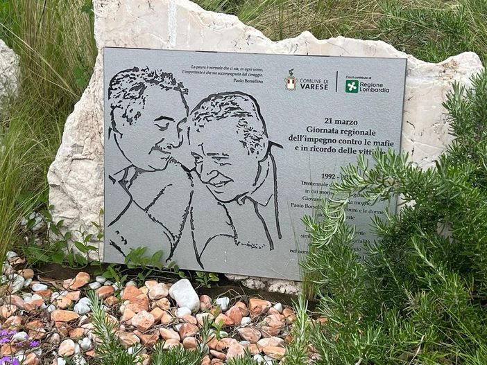 La targa dedicata a Borsellino e Falcone nel piazzale del tribunale a Varese dove domani si concluderà la marcia della pace