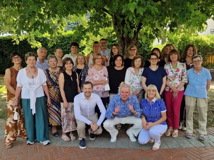 Tutti i volontari premiati dal Ponte del Sorriso e, sotto in gallery, i cinque volontari premiati per i trent'anni di servizio