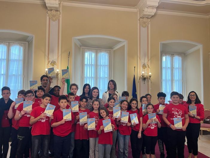 Una delle classi che ha realizzato le Fiabe a Bizzozero Una delle classi che ha realizzato le Fiabe a Bizzozero