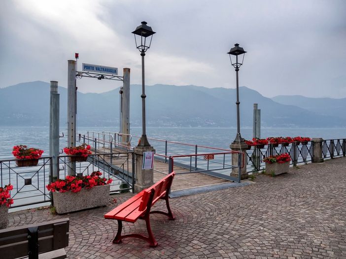 La panchina rossa dedicata a Desirè Zumia all'imbarcadero di Porto Valtravaglia (foto di Roberto Crepaldi) La panchina rossa dedicata a Desirè Zumia all'imbarcadero di Porto Valtravaglia (foto di Roberto Crepaldi)