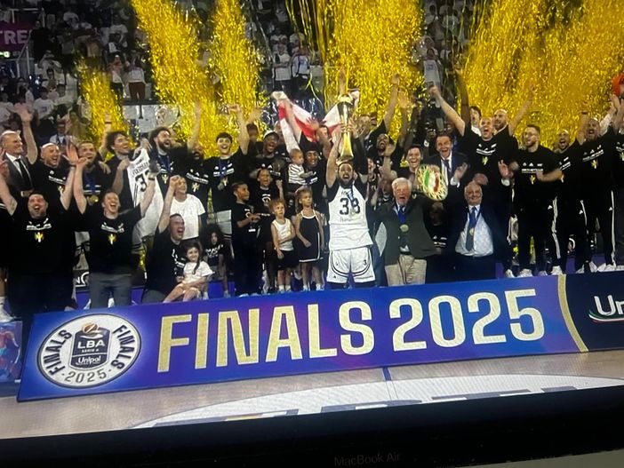 In alto stat Virtus. Lo scudetto del basket è bianconero, la dedica è per Achille