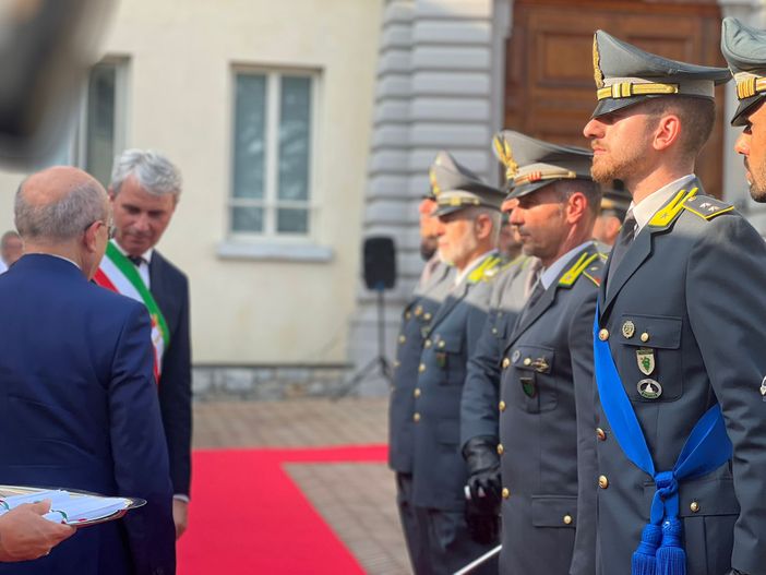 Un momento dell'anniversario di oggi presso il comando della Guardia di Finanza di Varese alla presenza del prefetto Salvatore Pasquariello e del sindaco di Varese Davide Galimberti