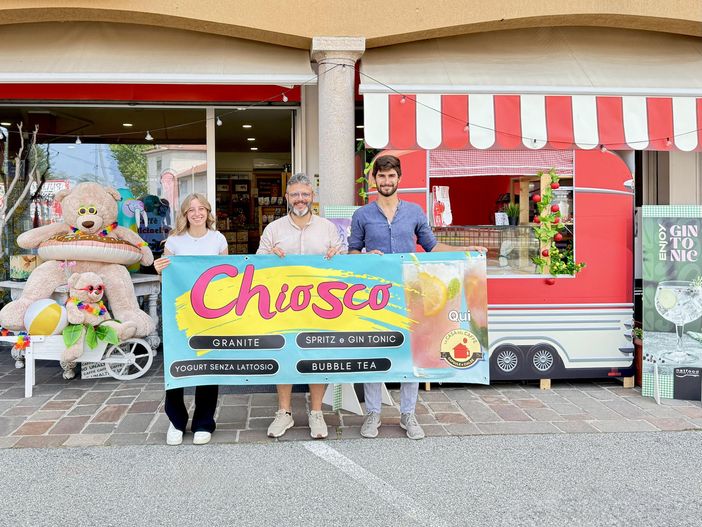 Matteo a Andrea assieme a Matilde, vi aspettano al chiosco de La Casa del Caffé a Buguggiate, in via Montello 1