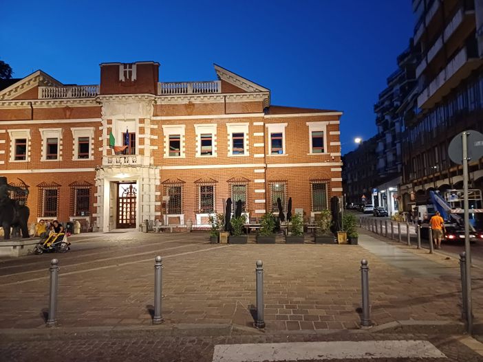 Nuova illuminazione in piazza Cacciatori delle Alpi Nuova illuminazione in piazza Cacciatori delle Alpi
