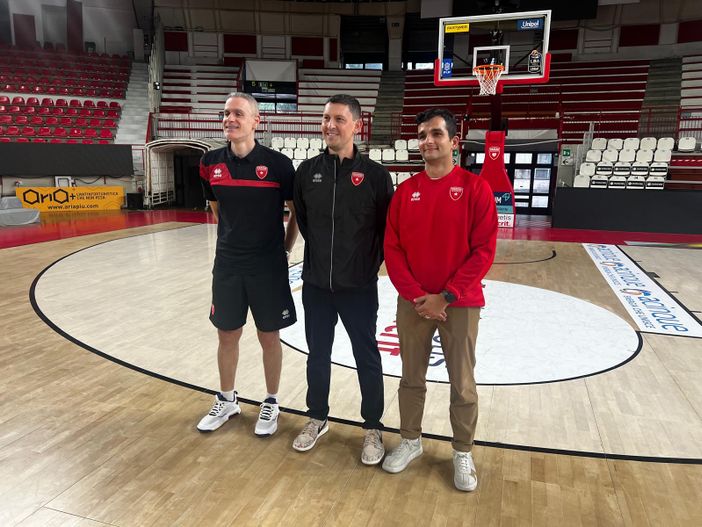 Coach Giannis Kastritis con i general manager Zach Sogolow e Maks Horowitz