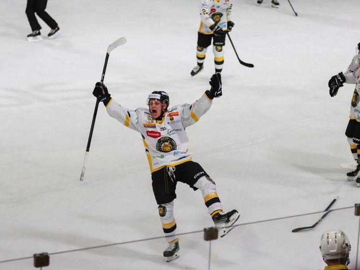 L'urlo di Dennis Perino, 20 anni, fa esplodere l'Acinque Ice Arena