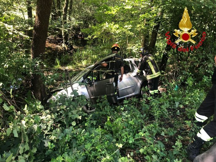 Soccorsi in azione sulla statale a Valganna dove un'auto è finita in una scarpata Soccorsi in azione sulla statale a Valganna dove un'auto è finita in una scarpata