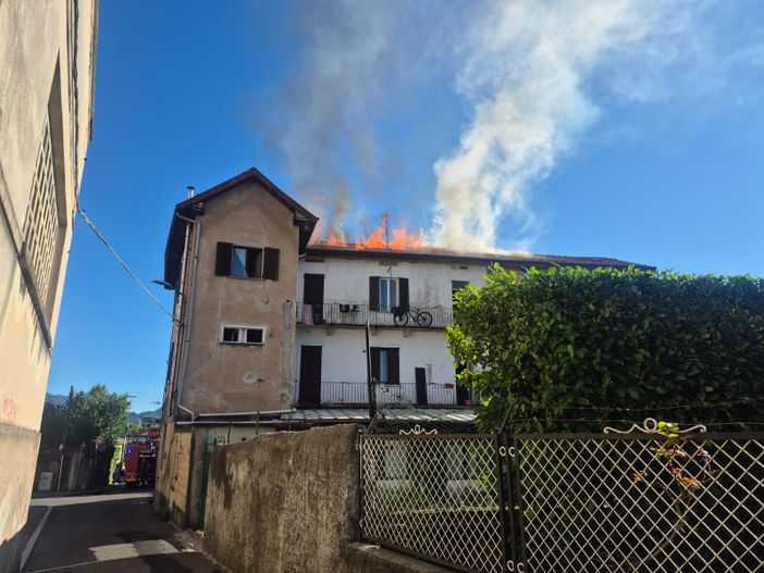 L'incendio del tetto dello stabile di via Maspero a Varese L'incendio del tetto dello stabile di via Maspero a Varese