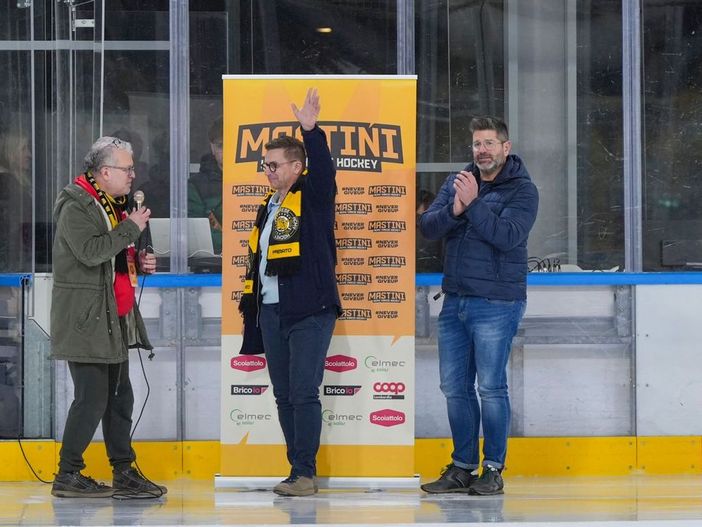 Claude Dèveze accolse così l'ovazione del popolo giallonero nel suo ritorno a Varese lo scorso dicembre. Da fine agosto lo rivedremo sul pancone di via Albani, al suo posto di battaglia