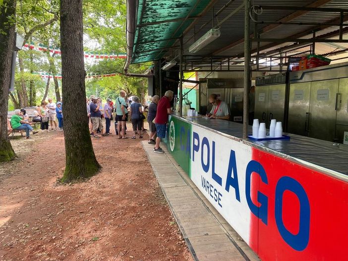 I tavoli nel bosco di Capolago sono pronti a riempirsi per la 66ª edizione di una delle feste più sentite, partecipate e longeve del capoluogo