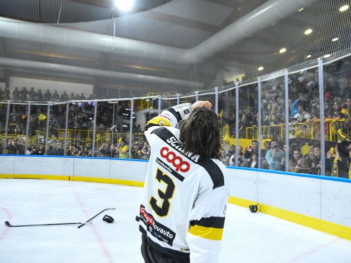 Andrea Schina nella notte del titolo con il suo gol dell'1-0 al Caldaro a 34 secondi dalla sirena che ha fatto esplodere via Albani