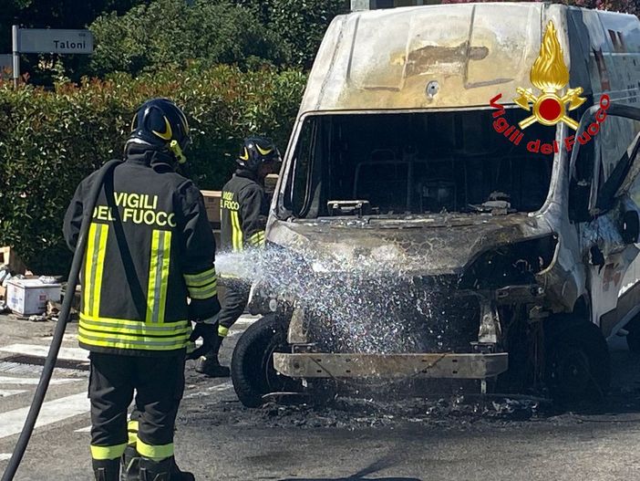 Furgone in fiamme sulla 394 a Brissago