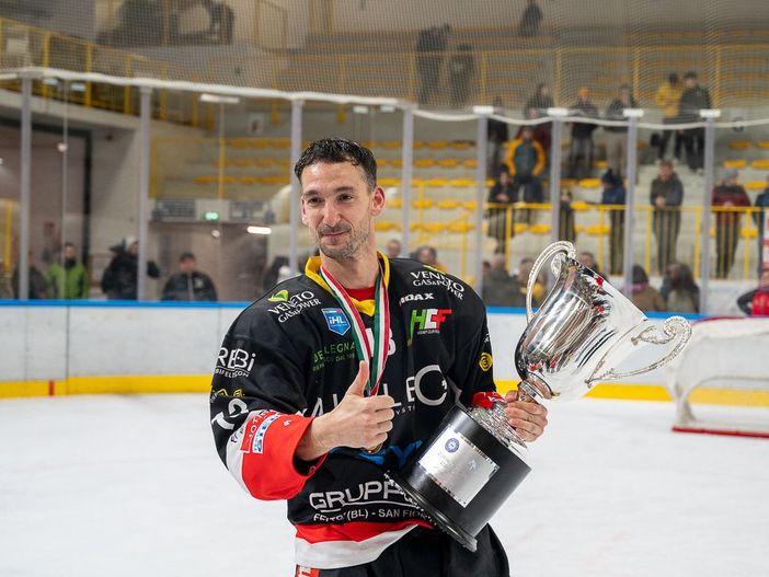 Martin Kadlec con la Coppa Italia vinta a Varese (foto Galbiati)