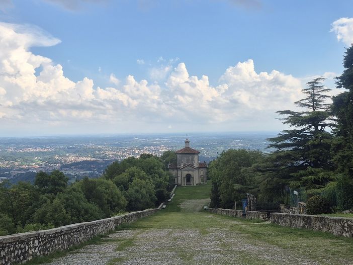 Torna il sereno in provincia: la vista mattutina dal Sacro Monte (foto Mario Chiodetti)