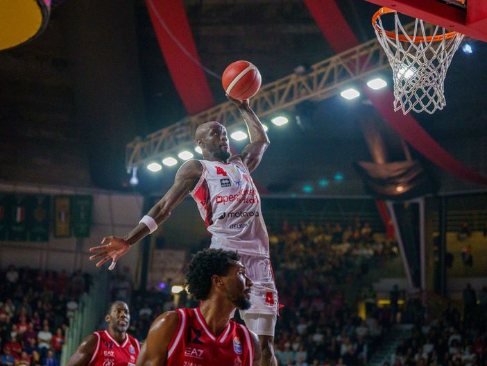 Tazé Moore vola a canestro (foto Fabio Averna) Tazé Moore vola a canestro (foto Fabio Averna)