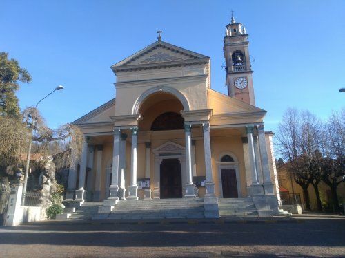 La chiesa parrocchiale di Gavirate La chiesa parrocchiale di Gavirate
