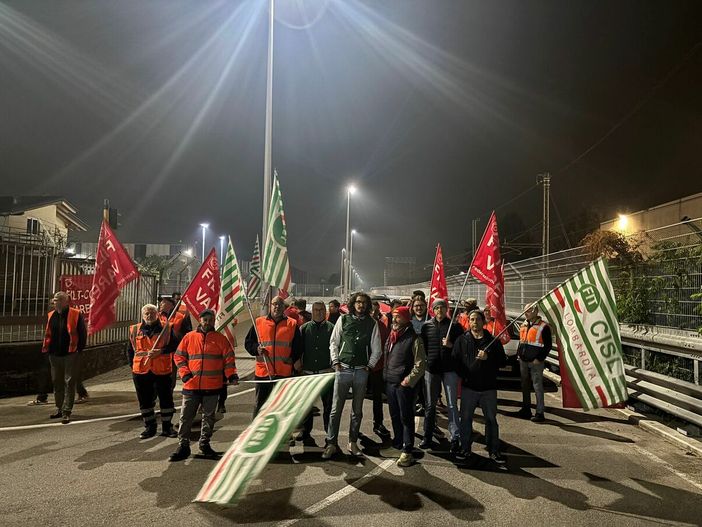 Il presidio di questa mattina dei lavoratori di Astercoop al magazzino Beko di Ternate (foto Cisl)
