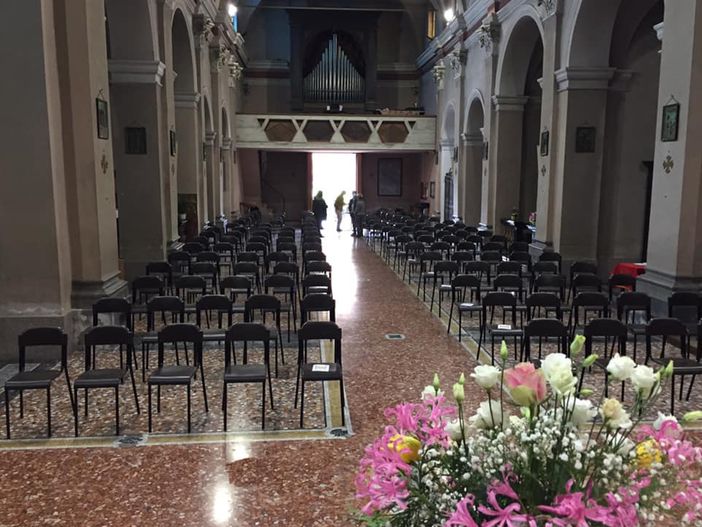 L'interno della chiesa parrocchiale di Travedona L'interno della chiesa parrocchiale di Travedona