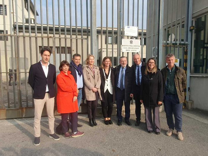 La commissione regionale in visita alle carceri di Varese e Busto: «Sovraffollamento, ma tanti detenuti lavorano»