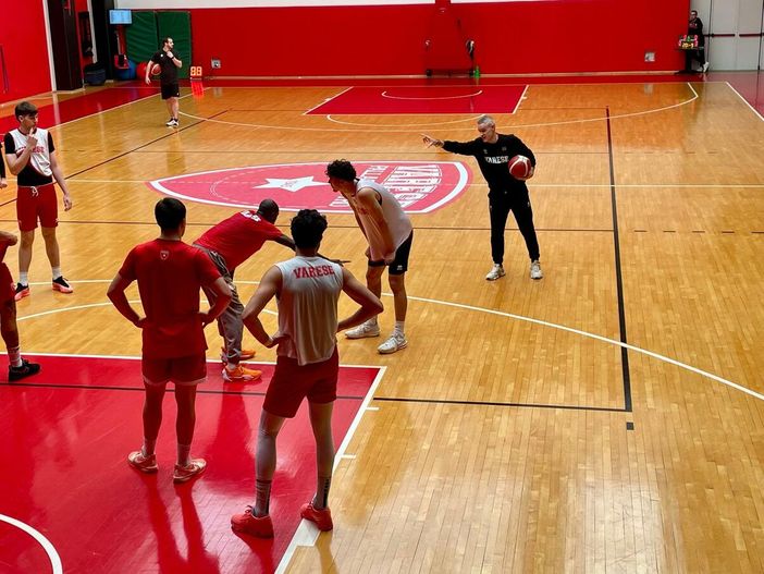 Coach Kastritis al lavoro con la squadra al Campus