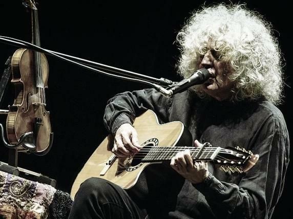 Angelo Branduardi in una foto tratta dal suo profilo ufficiale di Facebook Angelo Branduardi in una foto tratta dal suo profilo ufficiale di Facebook