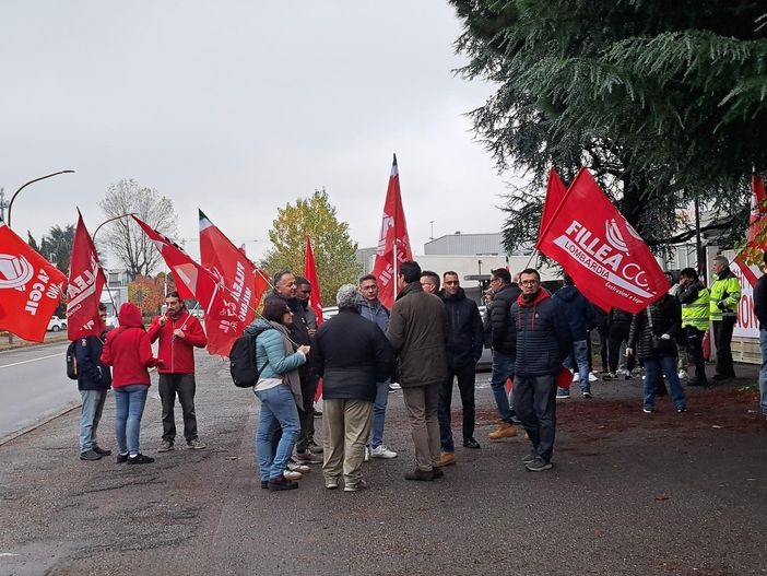 Il sindaco con i lavoratori al presidio dello scorso 17 novembre Il sindaco con i lavoratori al presidio dello scorso 17 novembre