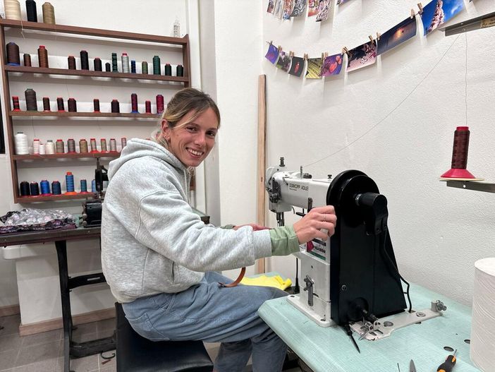 Maddalena Vossen al lavoro nella sua bottega artigianale