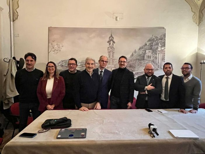 Il tavolo degli esponenti dei partiti del centrodestra di Varese Il tavolo degli esponenti dei partiti del centrodestra di Varese