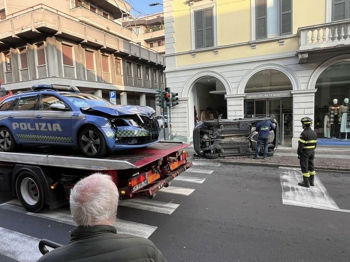Lo scontro all'incrocio in centro a Varese con l'auto della polizia è l'articolo più letto della settimana