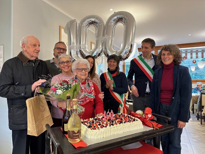 Malnate si conferma terra di centenari. La "Residenza" in festa per i cento anni della signora Angela