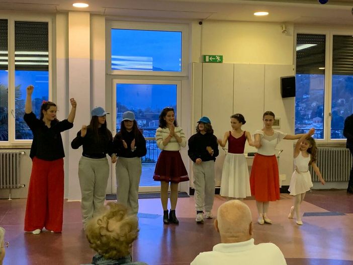 Un momento dello spettacolo della Scuola Danza di Laveno Mombello Un momento dello spettacolo della Scuola Danza di Laveno Mombello