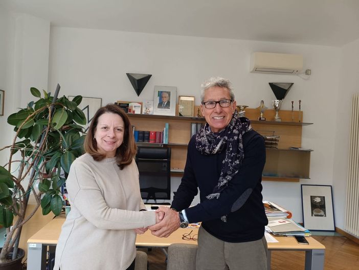 La dottoressa Magri con il sindaco Deplano (foto pubblicata sui social dal sindaco di Comabbio) La dottoressa Magri con il sindaco Deplano (foto pubblicata sui social dal sindaco di Comabbio)