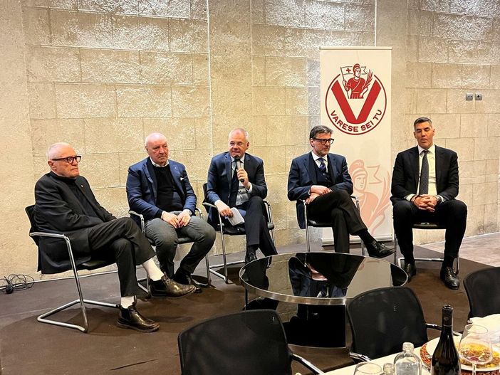 Sul palco Toto Bulgheroni, Beppe Marotta, Roberto Bacchetti, Giancarlo Giorgetti, Luis Scola Sul palco Toto Bulgheroni, Beppe Marotta, Roberto Bacchetti, Giancarlo Giorgetti, Luis Scola